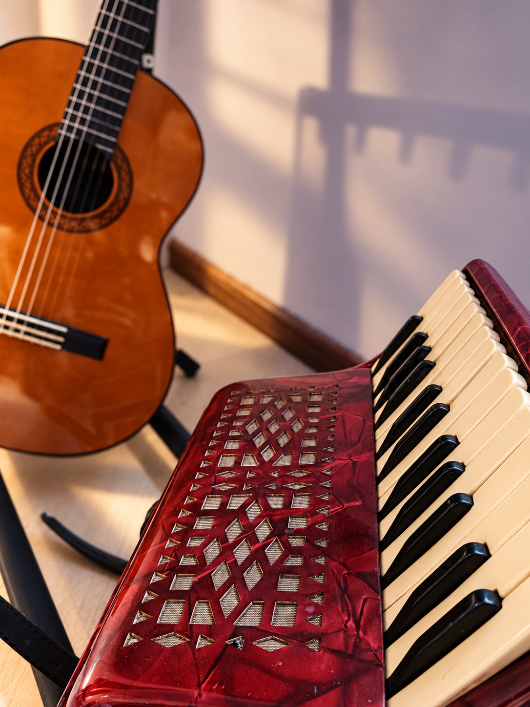 Detalle del acordeón rojo y la guitarra clásica