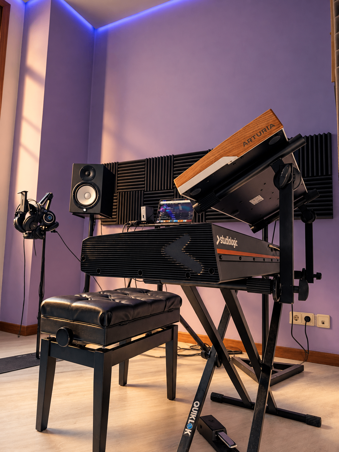 Teclados de la Sala Chick Corea con iluminación azul